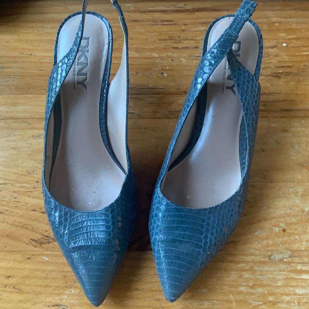 DKNY Kitten heel shoe alligator
